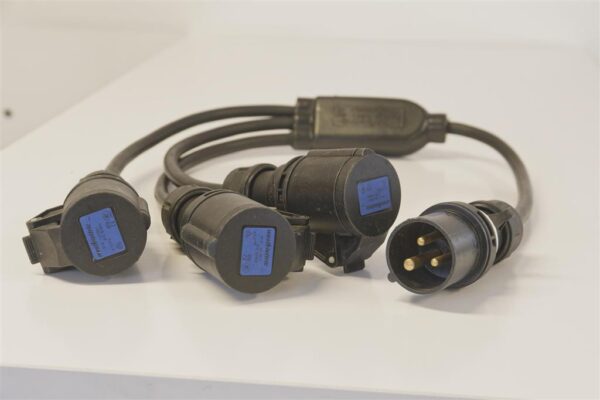 Kabeladapter CEE  16A 3-pol auf 3x CEE 16A 3-pol