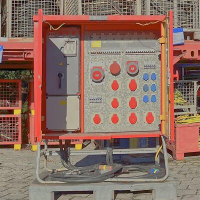 Verteiler (Stahlgehäuse) 400A, Powerlock 400A auf 1x CEE 125A, 2x CEE 63A, 4x CEE 32A, 4x CEE 16A, 6x Schuko, 1x PE-Dinse
