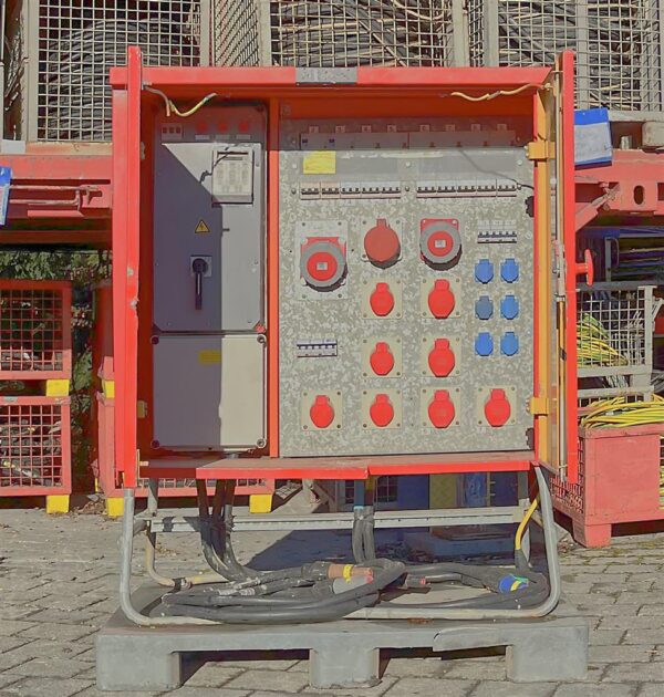 Verteiler (Stahlgehäuse) 400A, Powerlock 400A auf 1x CEE 125A, 2x CEE 63A, 4x CEE 32A, 4x CEE 16A, 6x Schuko, 1x PE-Dinse