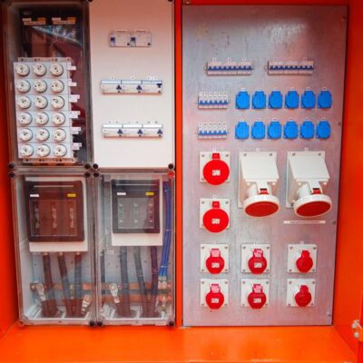 Verteiler (Stahlgehäuse) 400A, Powerlock 400A auf 1x Klemmstelle M10, 2x CEE 125A, 2x CEE 63A, 6x CEE 32A, 12x Schuko