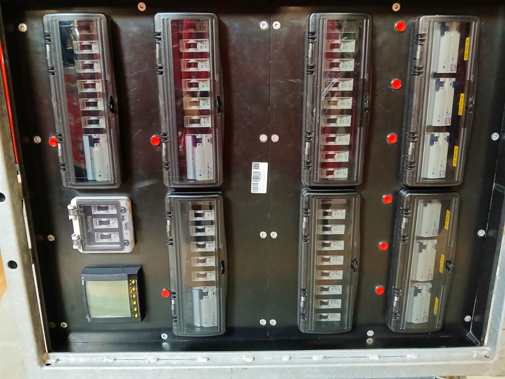 Verteiler Powerlock 400A auf 1x Powerlock 400A, 4x CEE 63A, 2x CEE 32A, 4x CEE 16A, 12x Schuko, 1x PE-Dinse – Bild 5