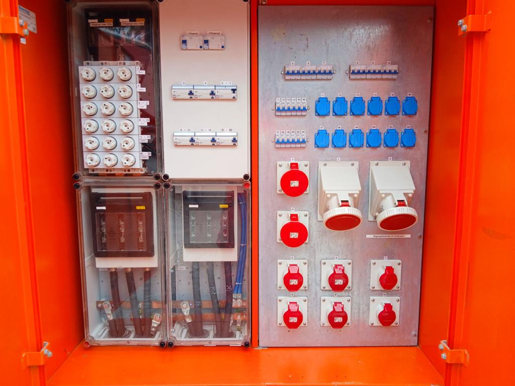 Verteiler (Stahlgehäuse) 400A, Powerlock 400A auf 1x Klemmstelle M10, 2x CEE 125A, 2x CEE 63A, 6x CEE 32A, 12x Schuko